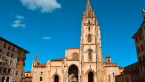 La sidra asturiana: historia, tradición y lugares donde probarla